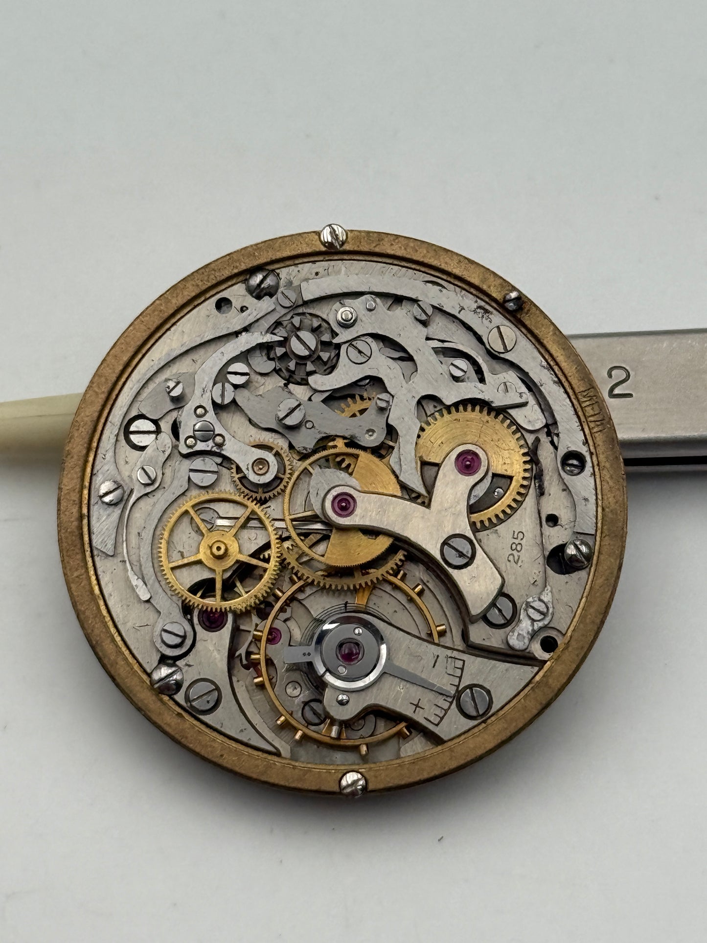 universal geneve 285 chronograph movement movimento