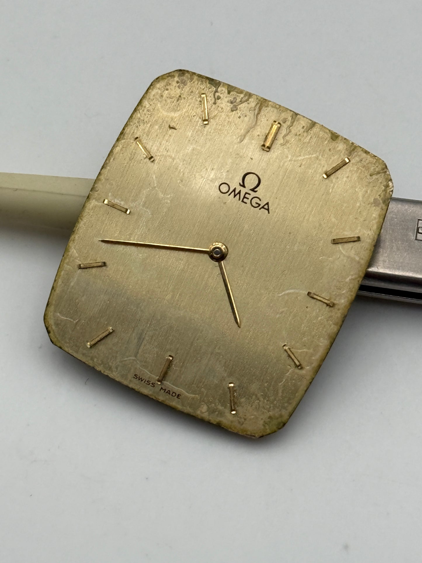 Omega 1365 quartz movement movimento