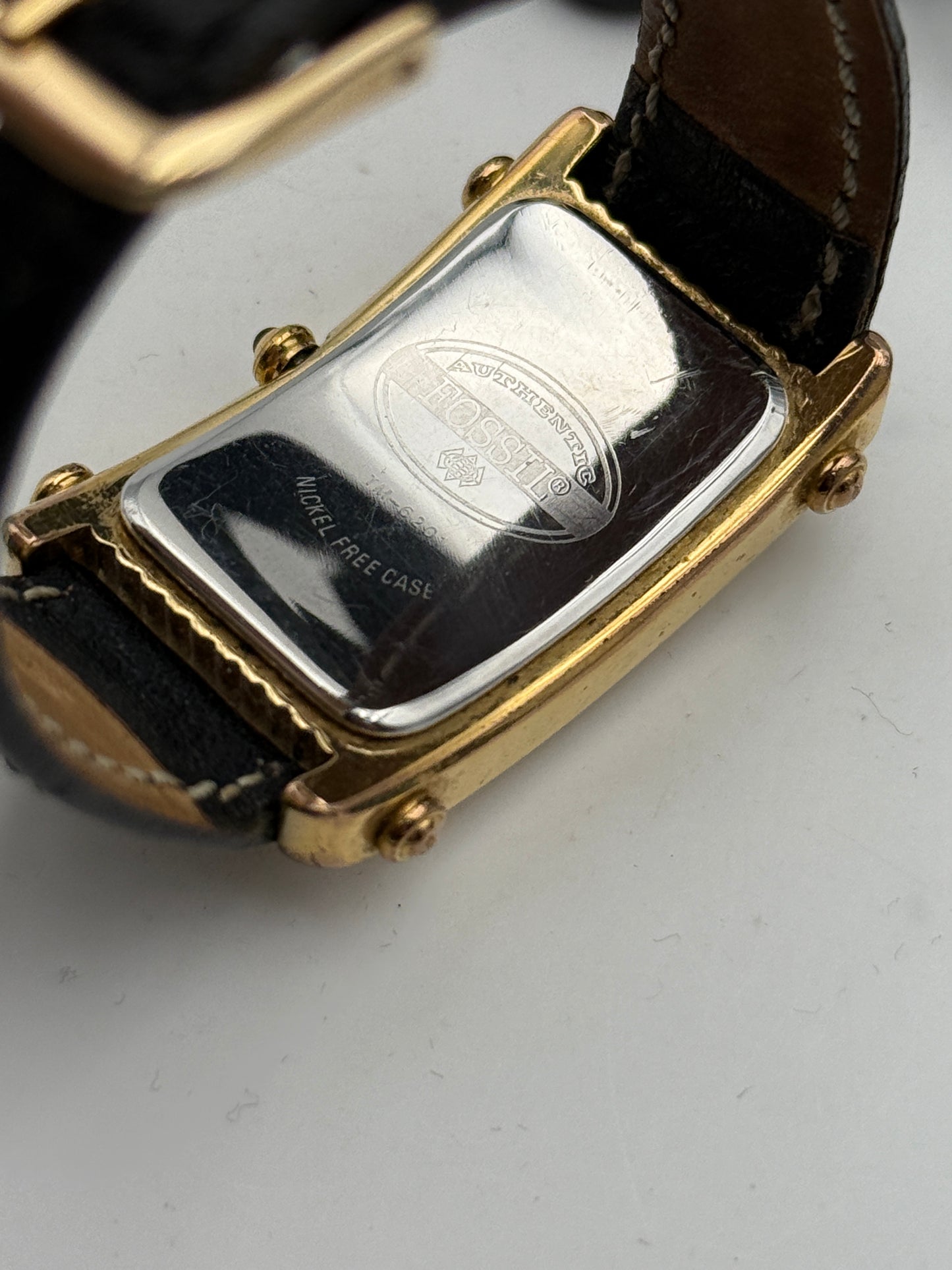 fossil tonneau tm-6201 28.5x42mm quartz
