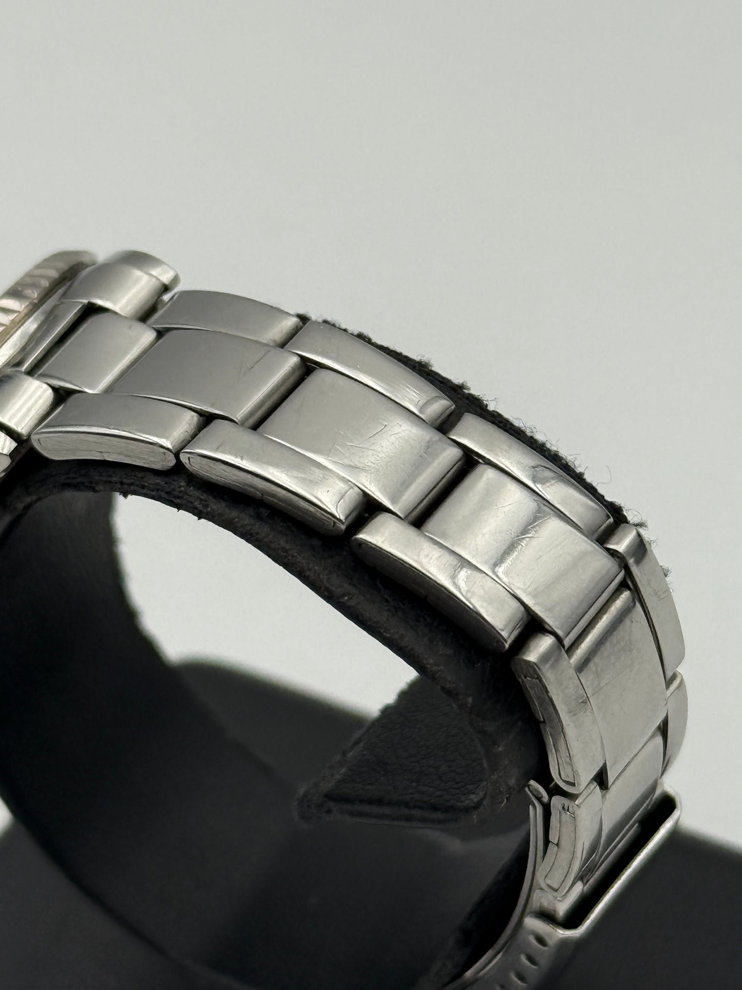 bulova quartz swiss made 28mm watch
