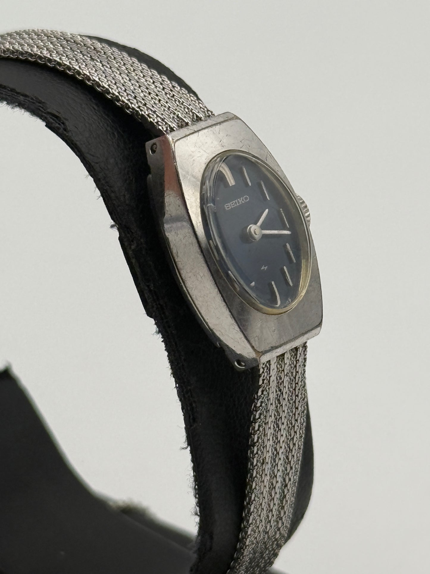 seiko vintage watch 11-7030 15x23mm