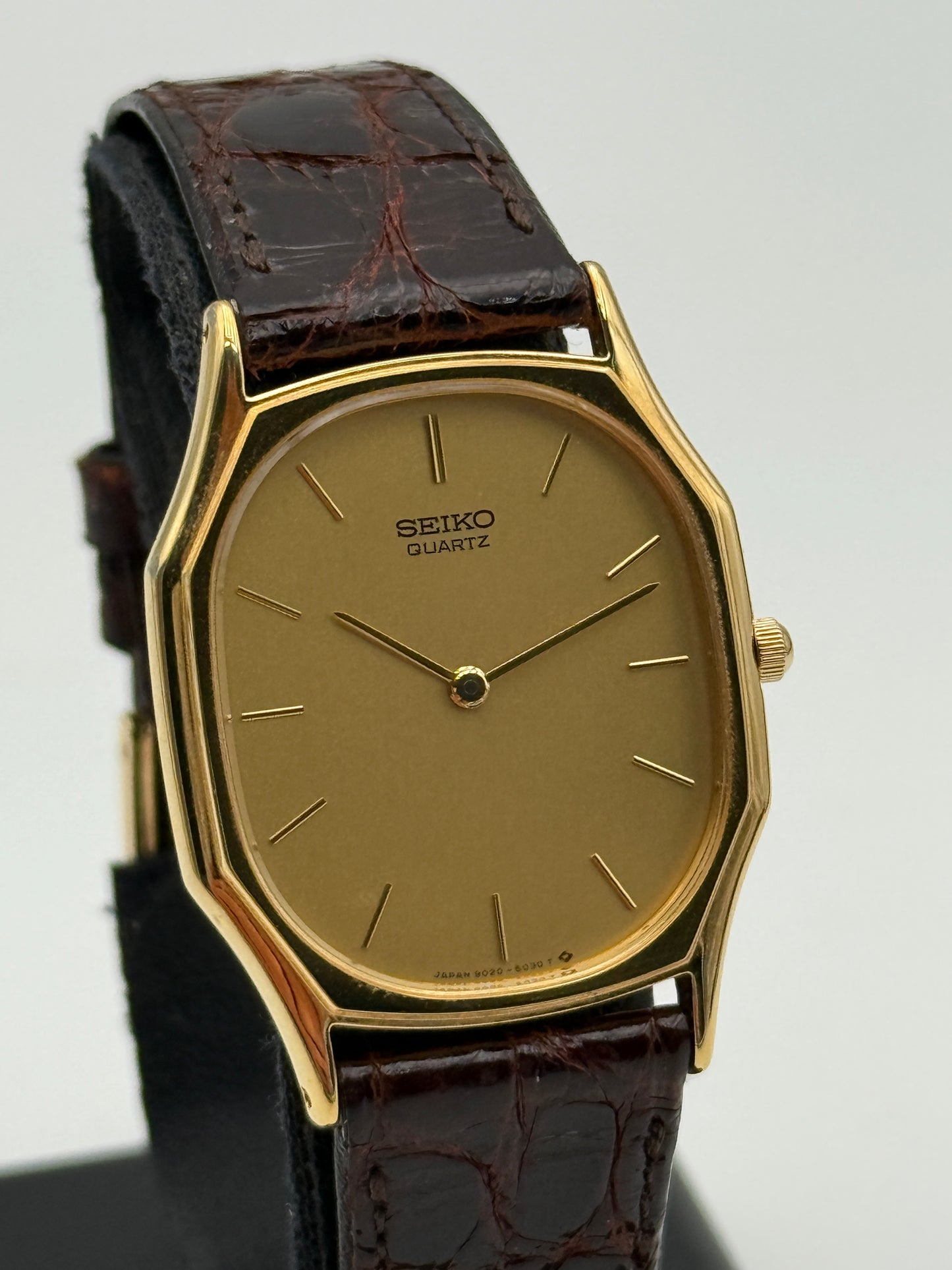 seiko quartz 9020-5040 28x37mm