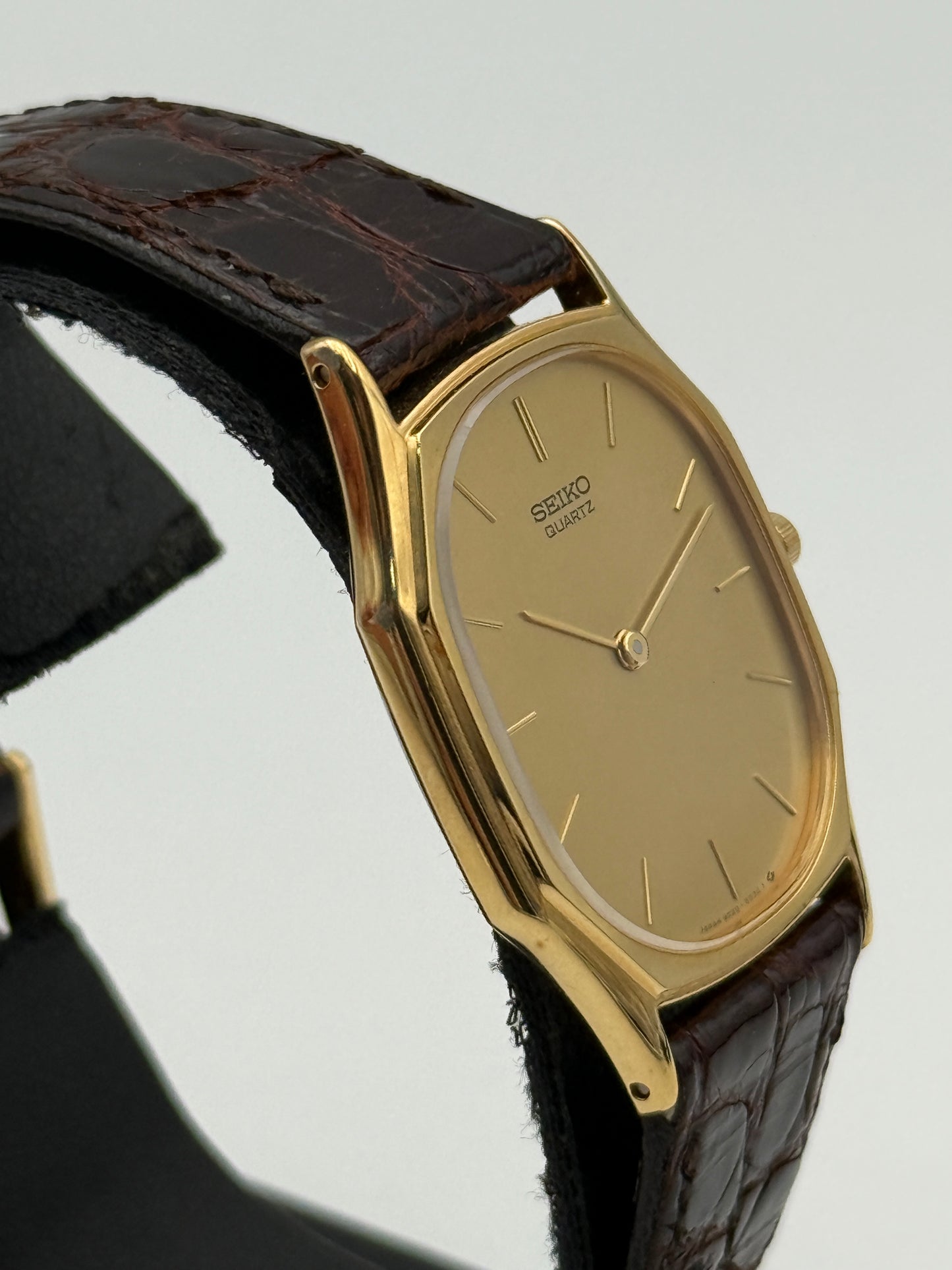 seiko quartz 9020-5040 28x37mm
