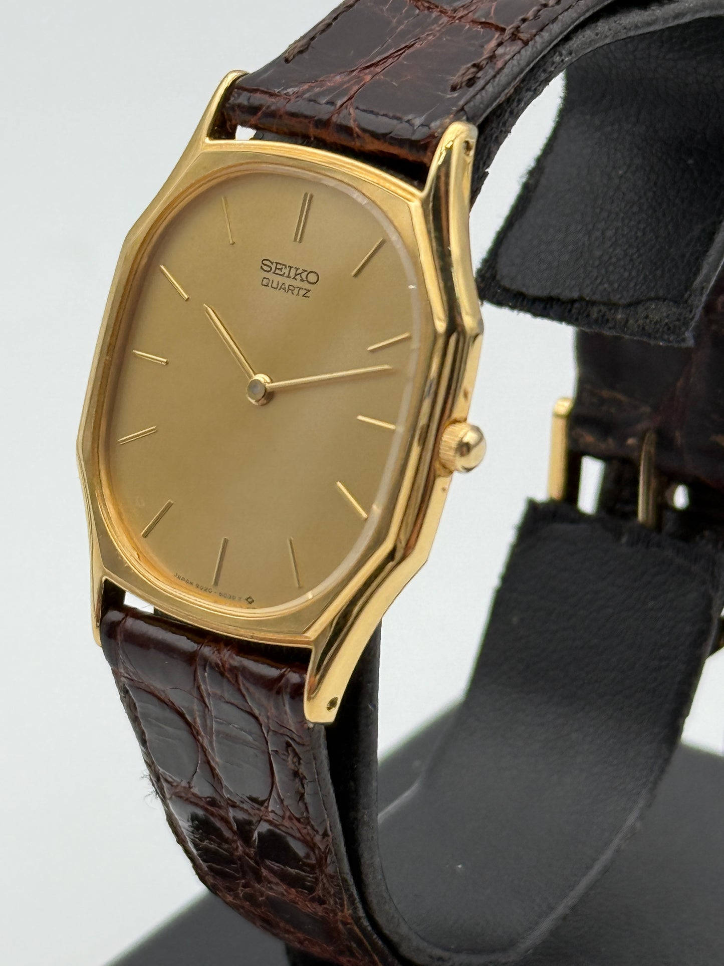 seiko quartz 9020-5040 28x37mm