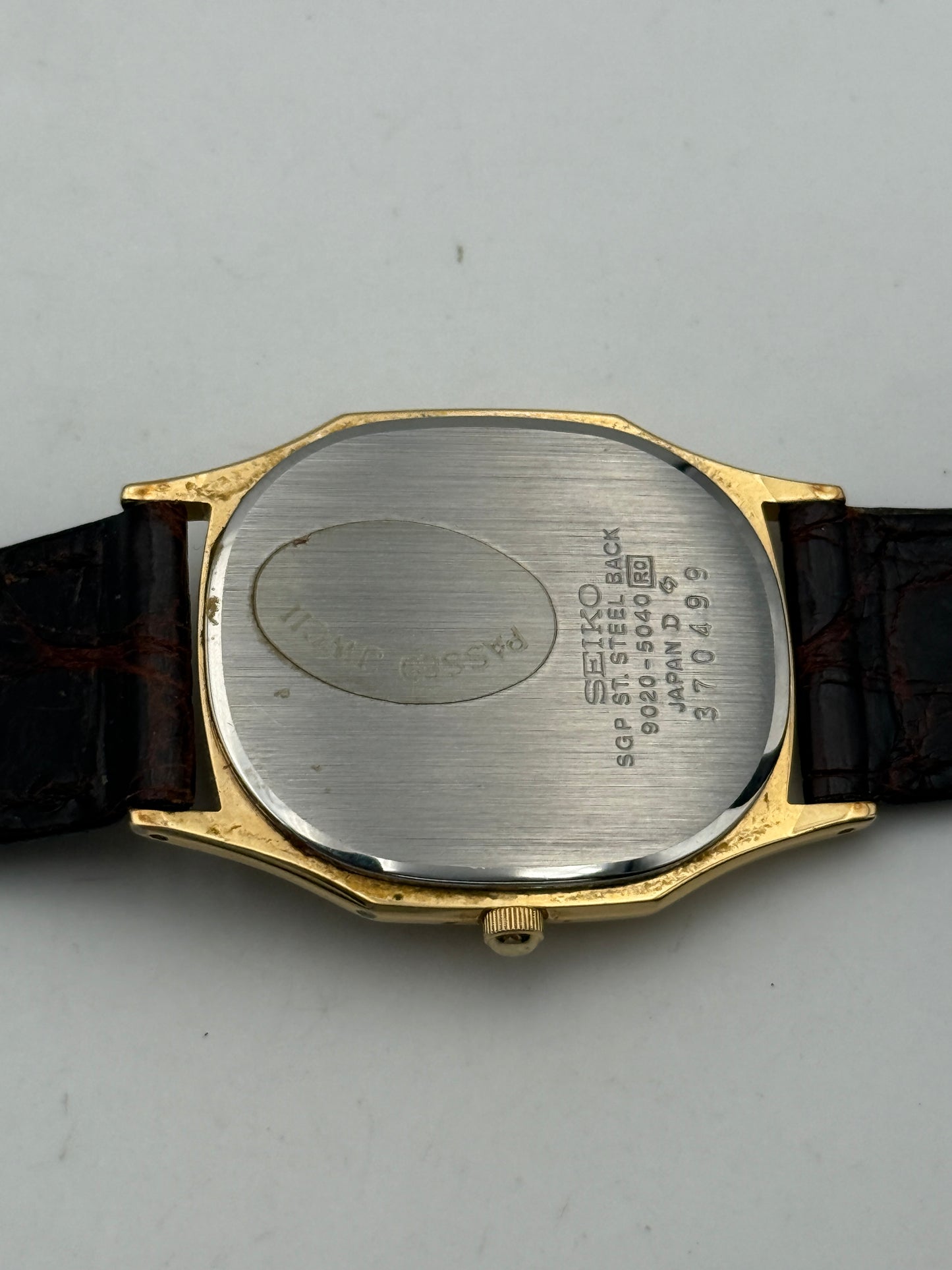 seiko quartz 9020-5040 28x37mm