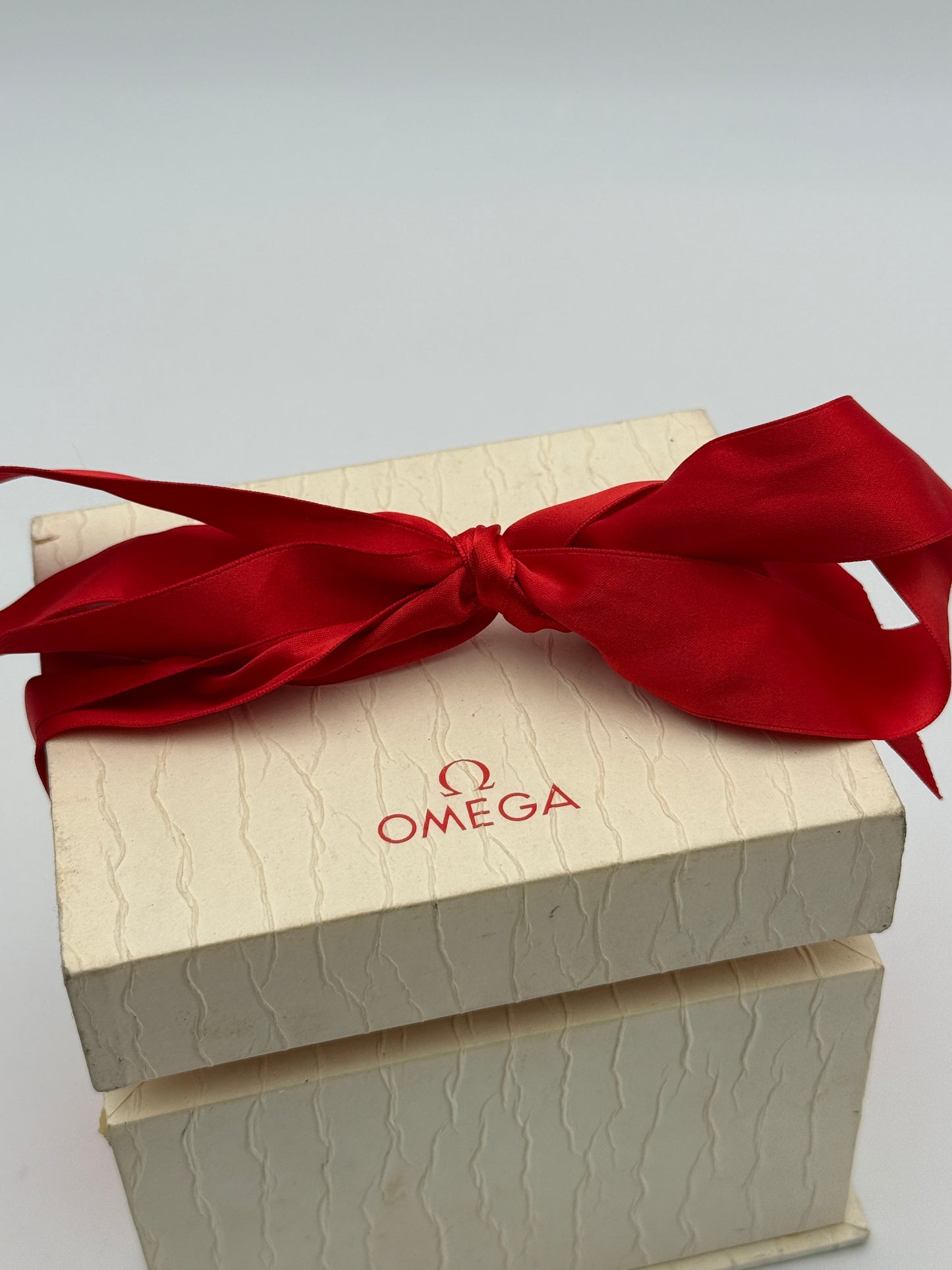 Omega box scatola red white