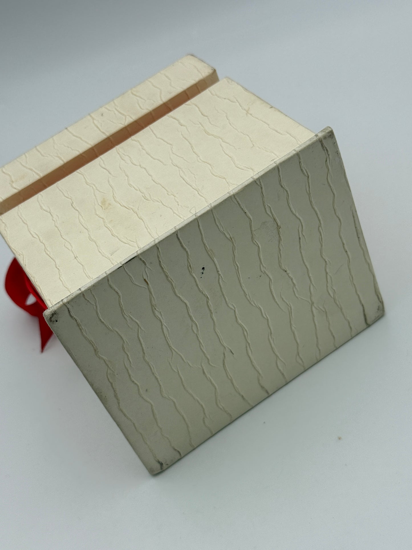 Omega box scatola red white