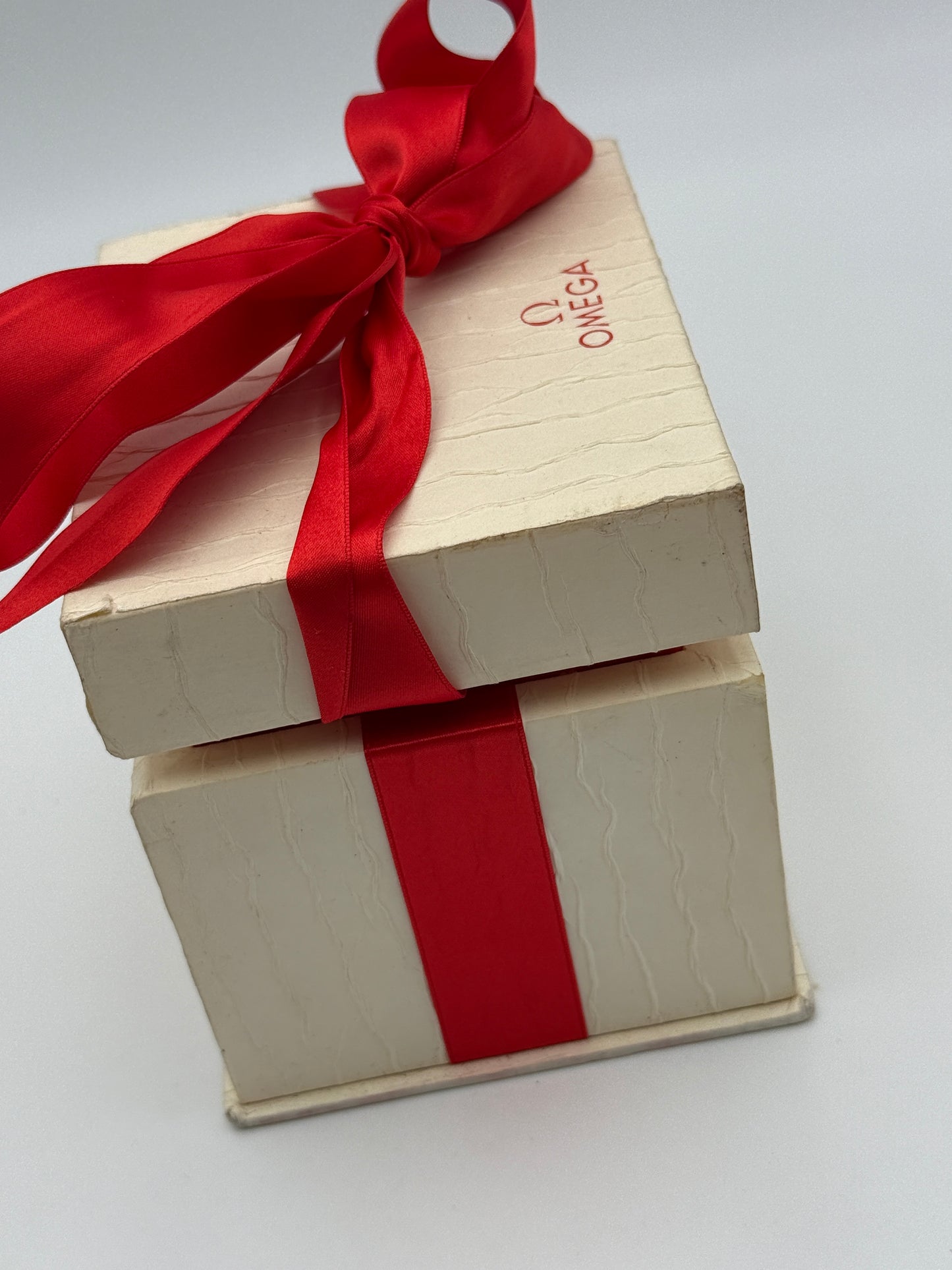 Omega box scatola red white