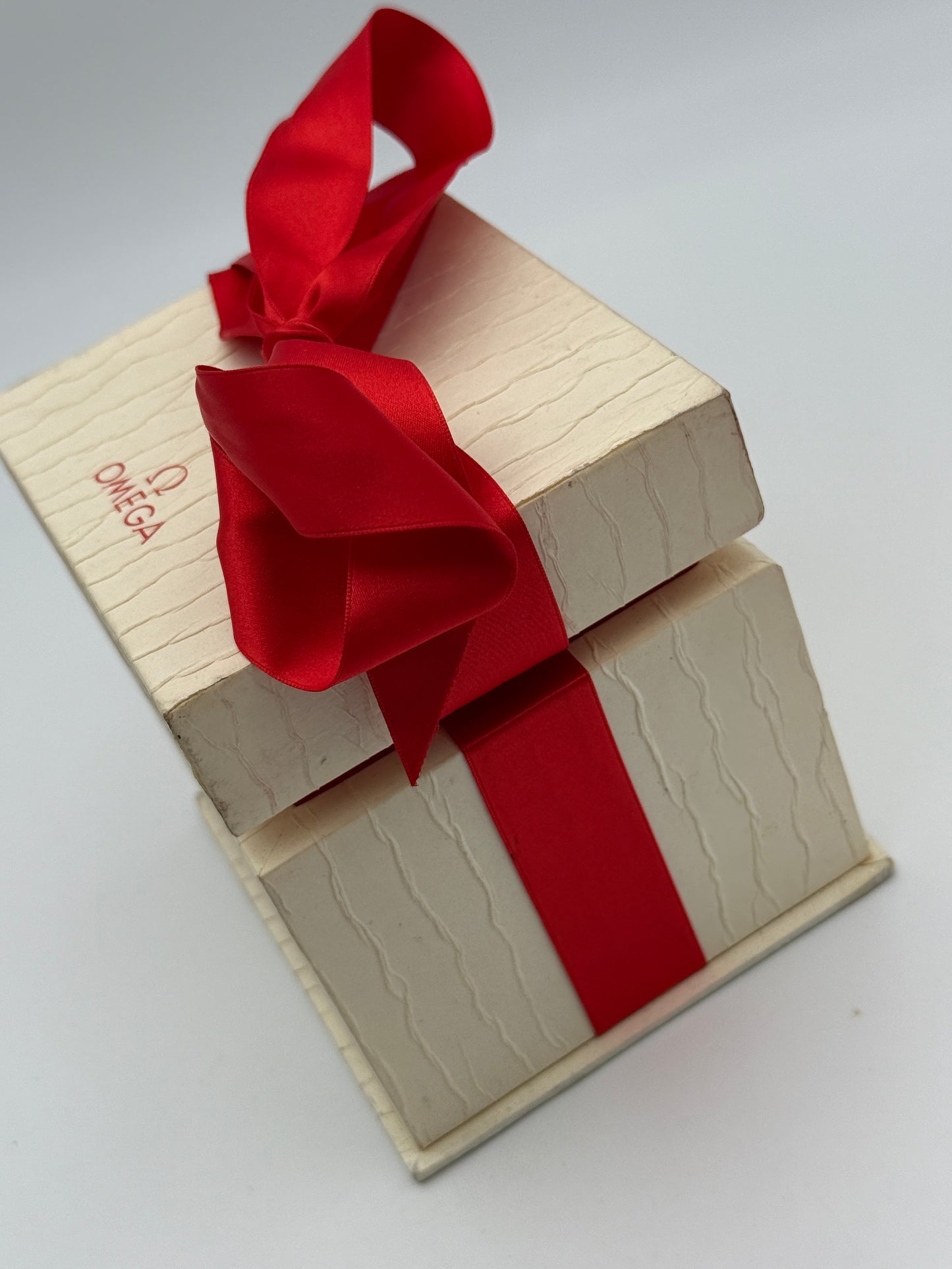 Omega box scatola red white