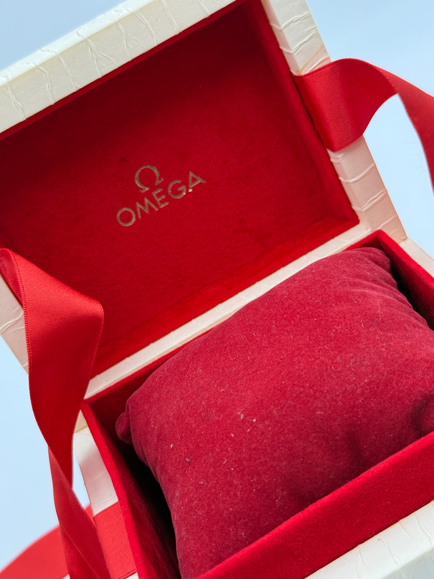 Omega box scatola red white