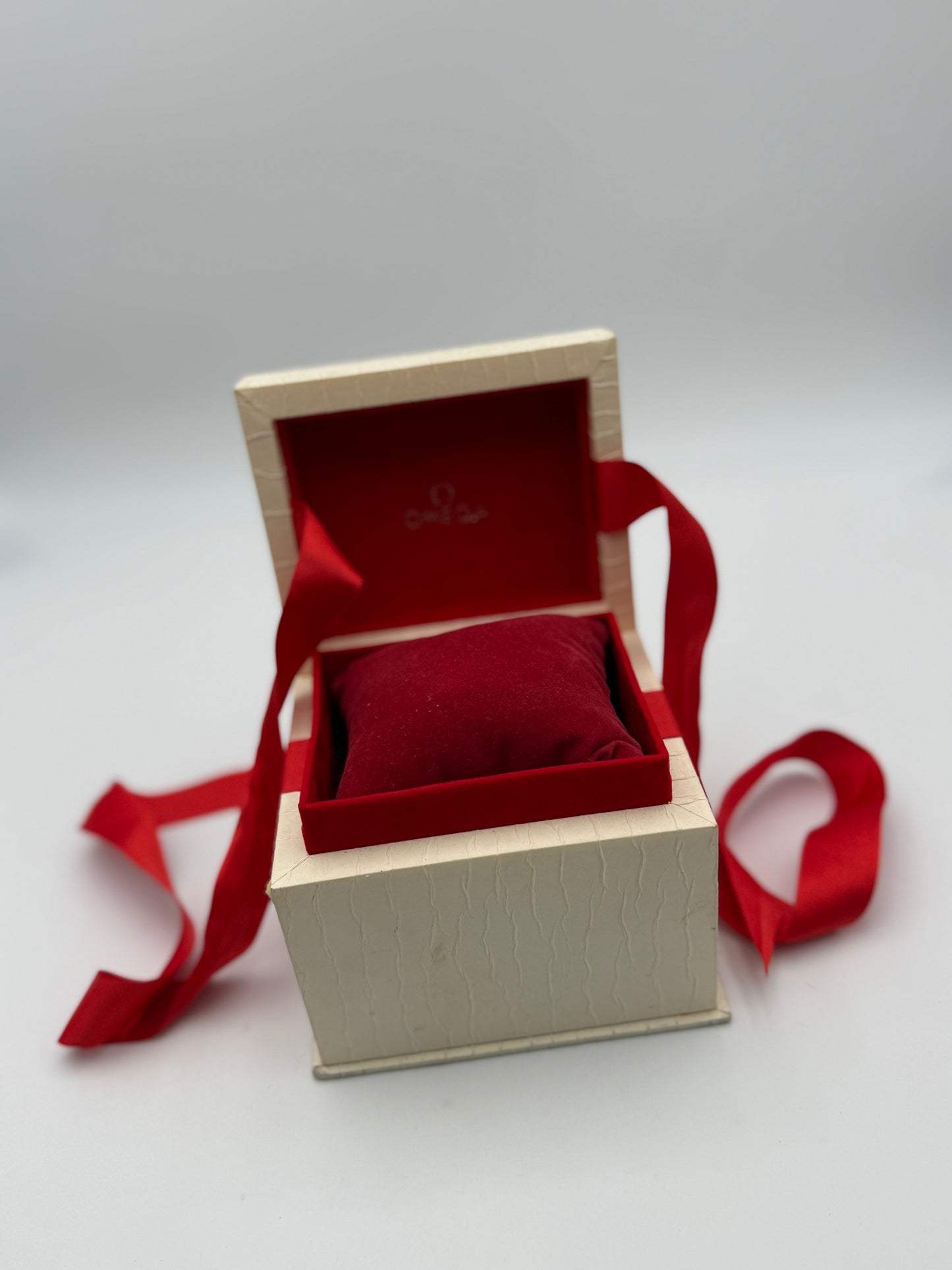 Omega box scatola red white