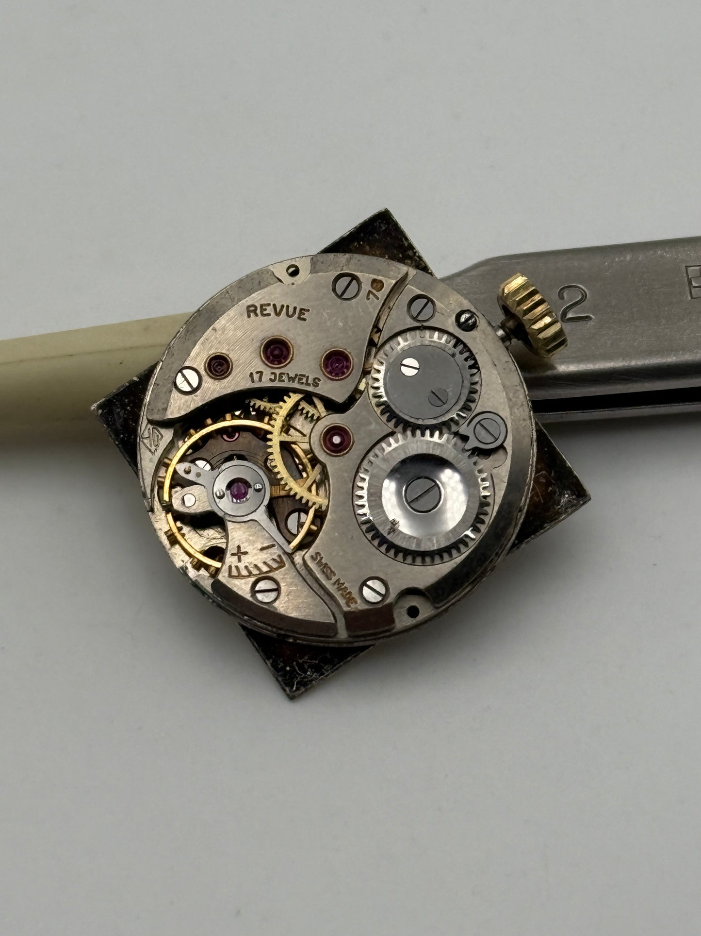 Revue Thommen luxe 78 movement movimento