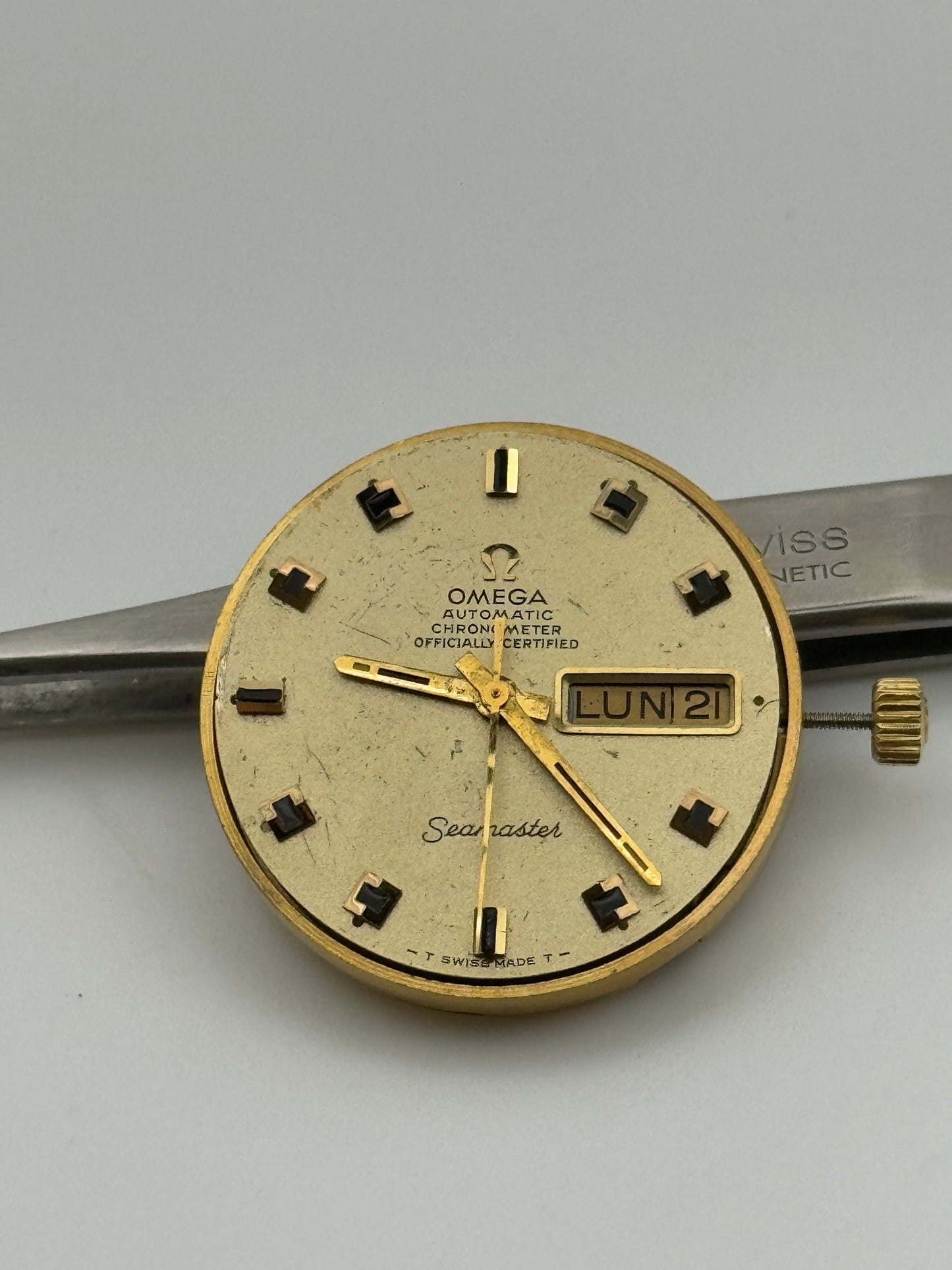 Omega 751 automatic officially certified cosc sparkle dial day date ref.168.90.034 movement movimento