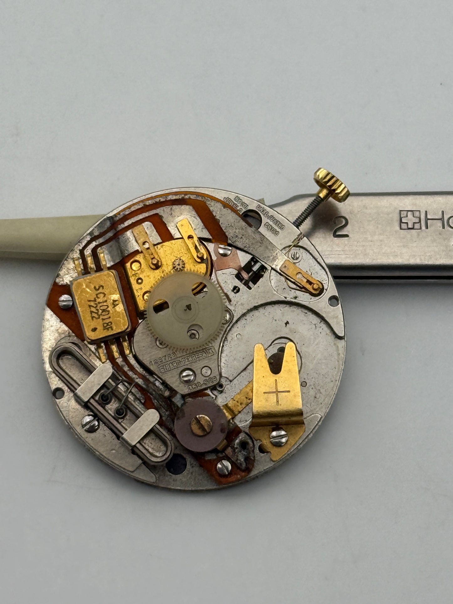 girard perregaux 352-528 quartz movement movimento