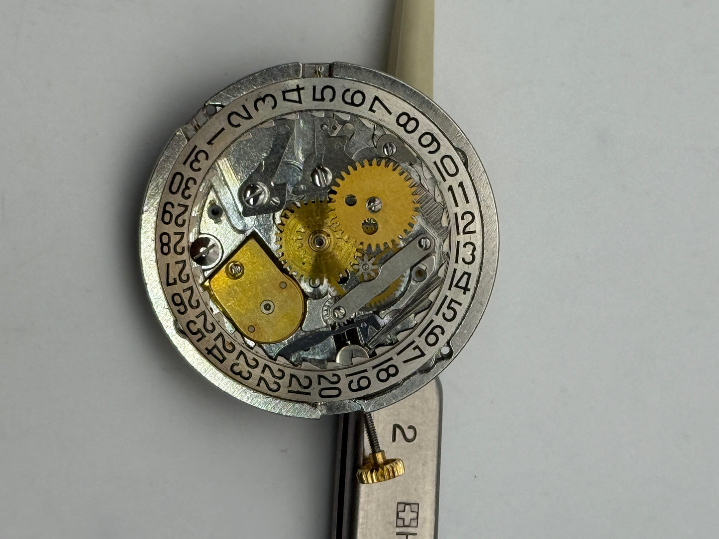 girard perregaux 352-528 quartz movement movimento