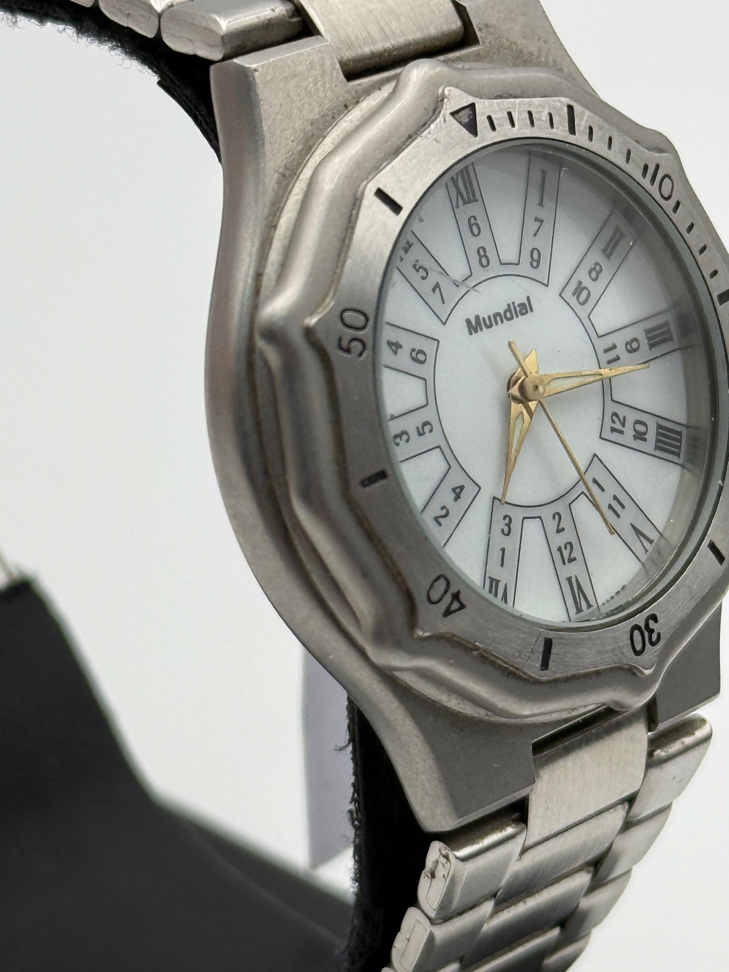 Mundial Quartz swiss 33mm watch