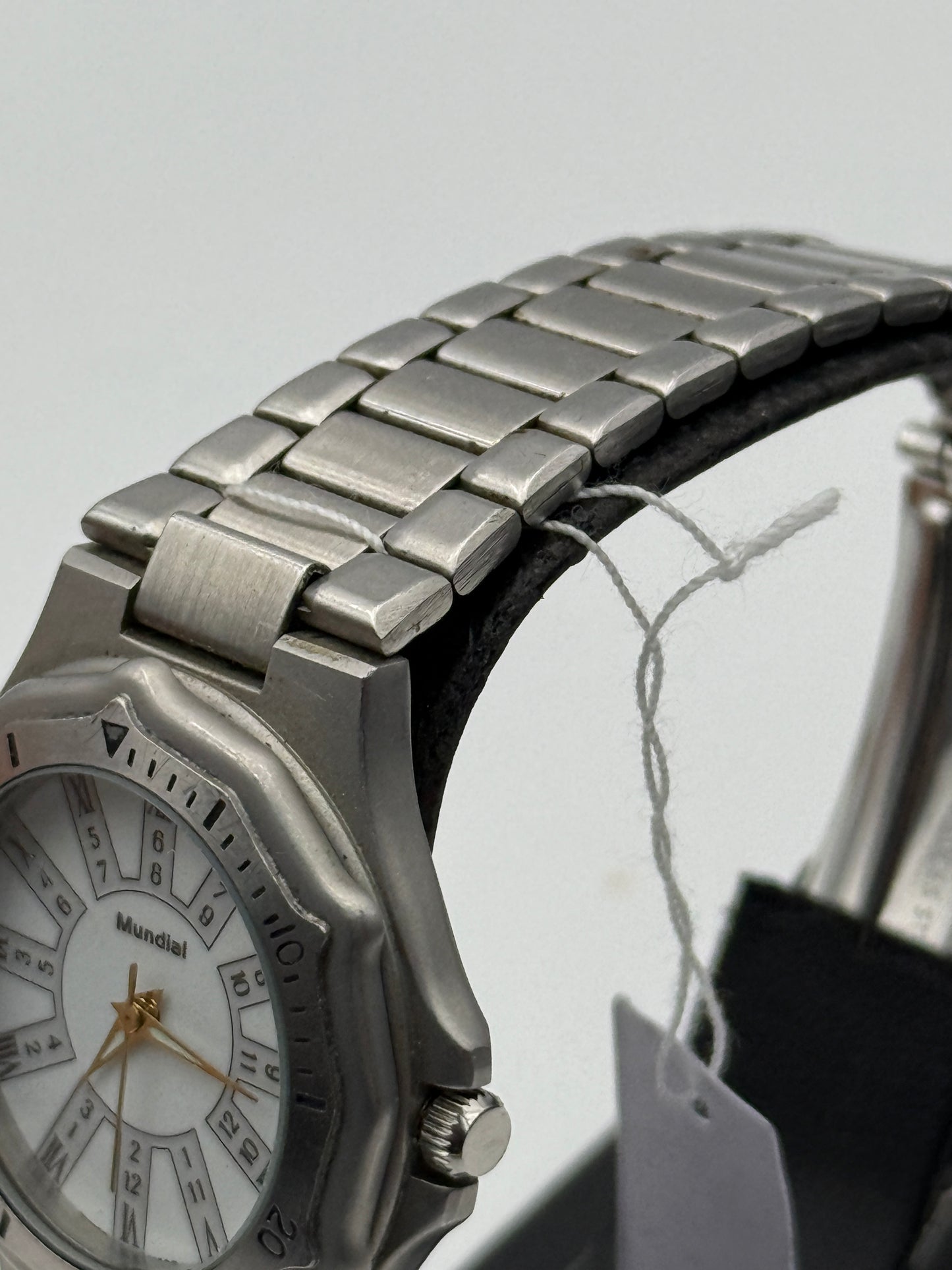 Mundial Quartz swiss 33mm watch