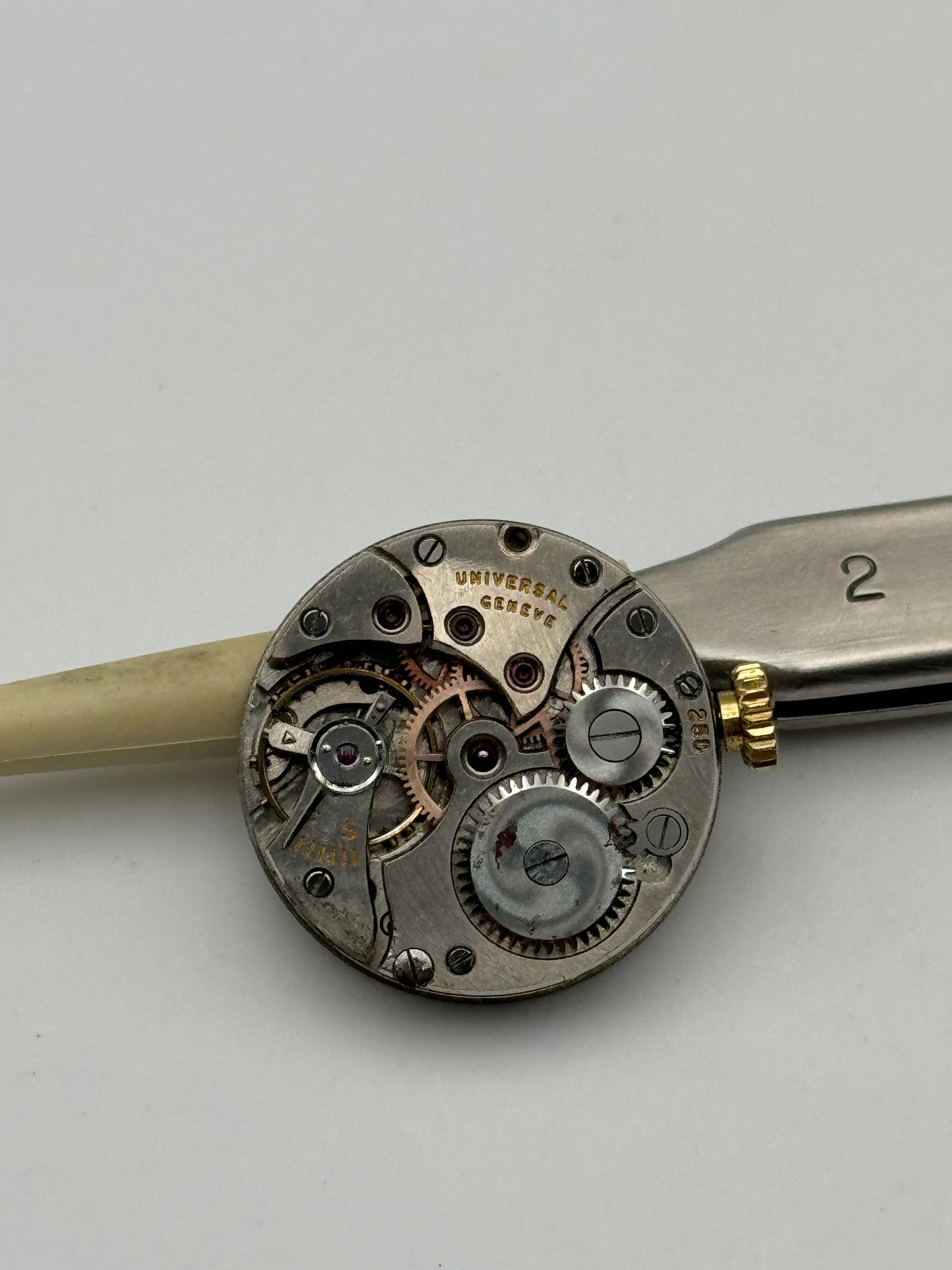 Universal Genève 258