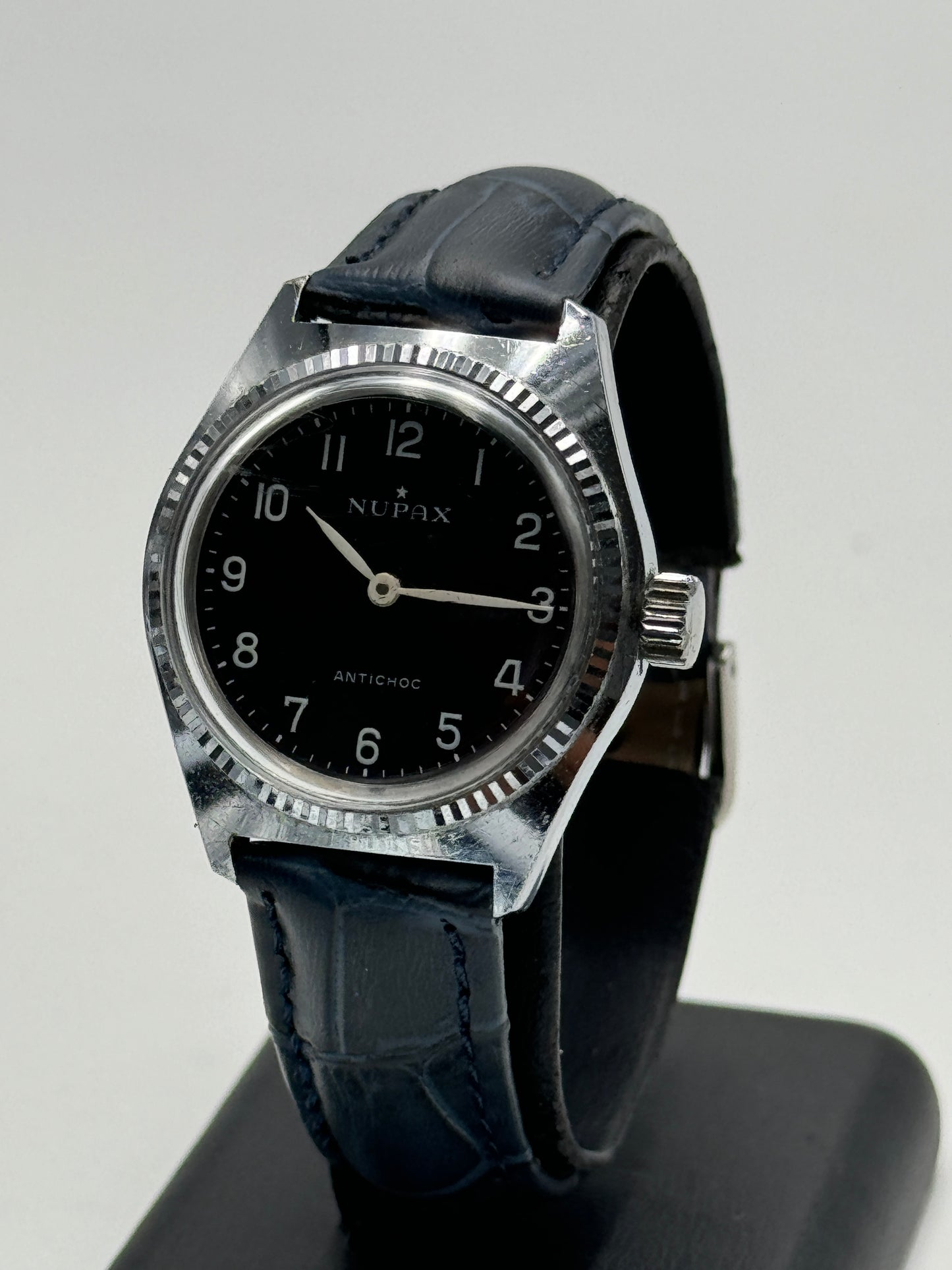 nupax antichoc vintage 30mm watch