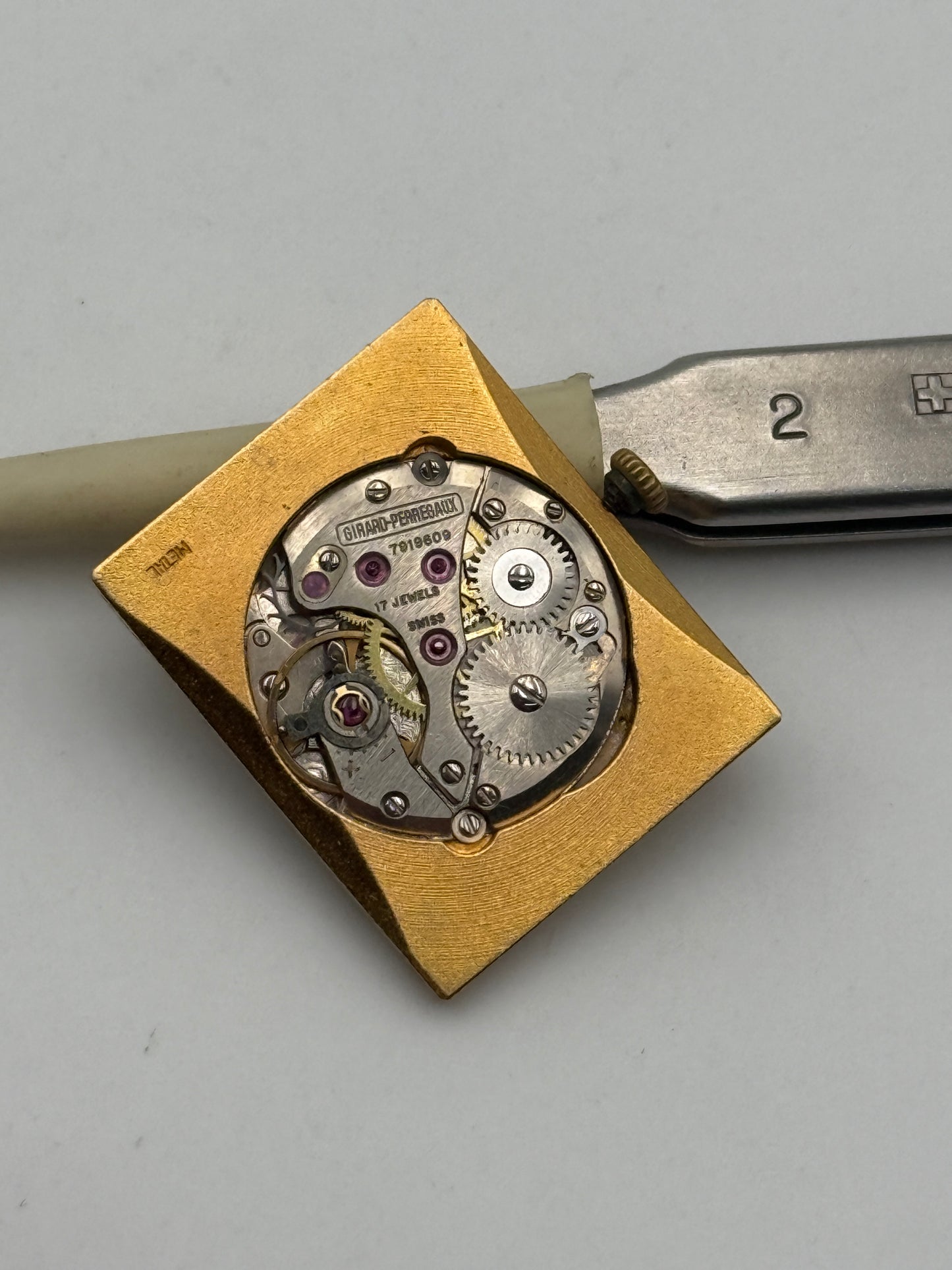 girard perreguax 7919609 17 jewels movement movimento